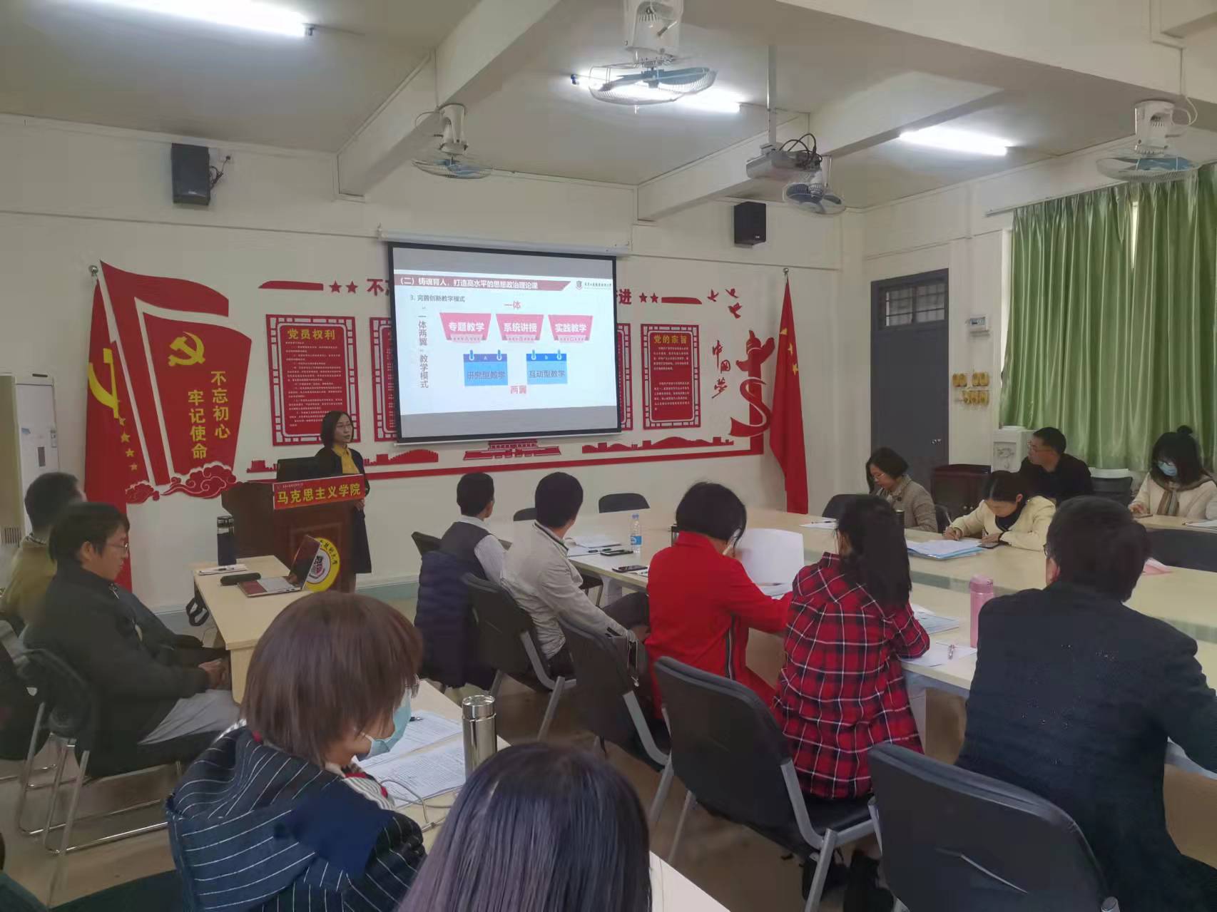 3-图为讲座现场.jpg
