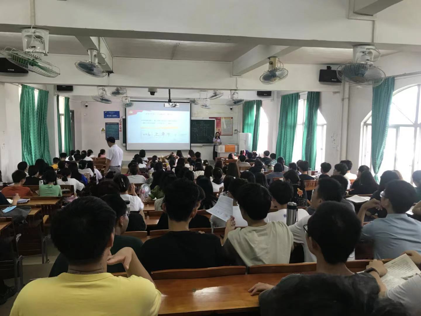 图2.林雯琛老师的课堂.jpg