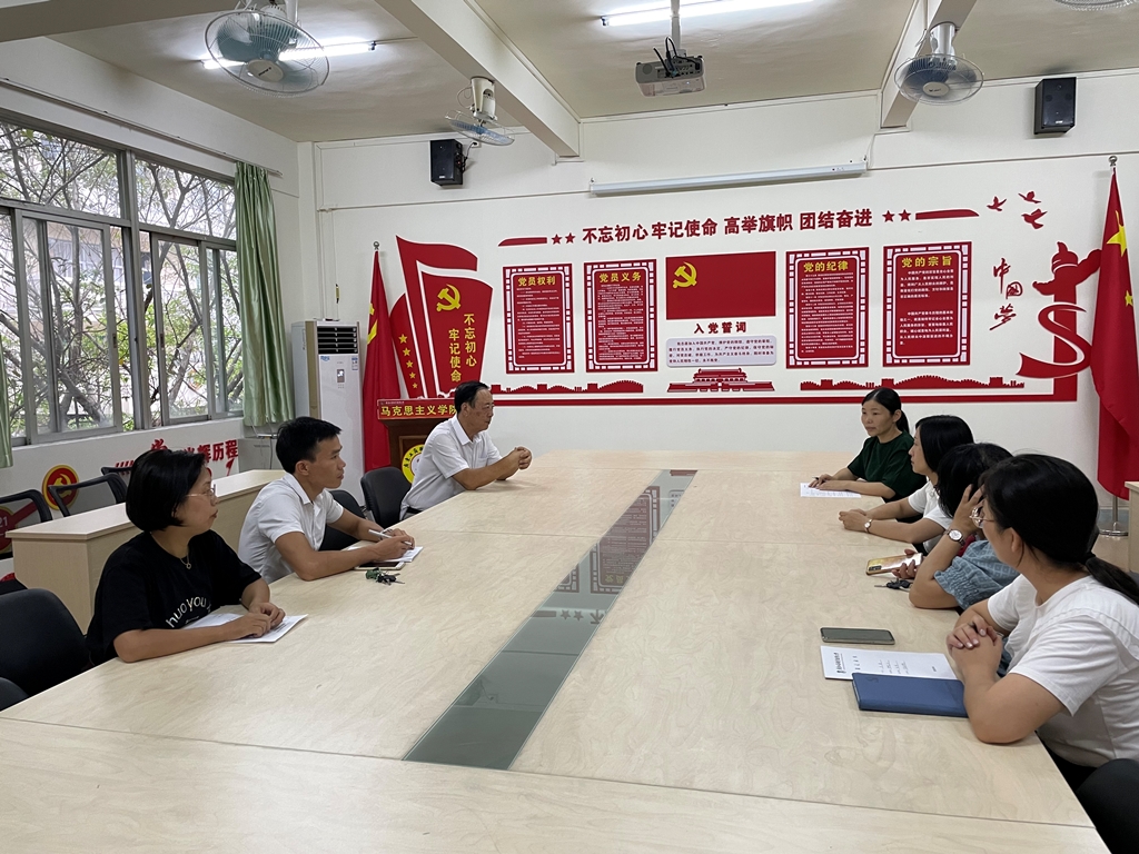 图3.评课活动现场.jpg
