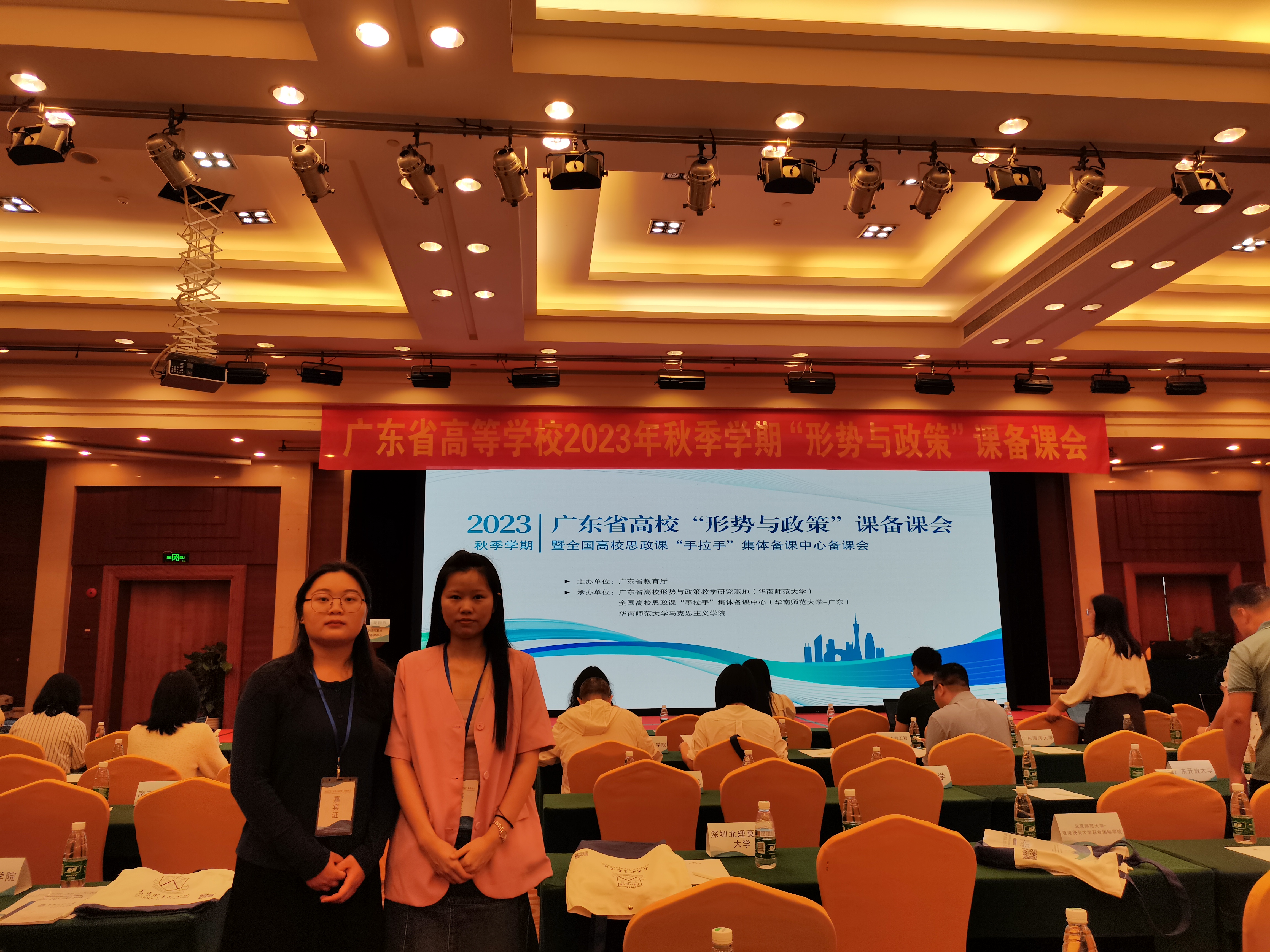 图1.参加备课会老师合影.jpg