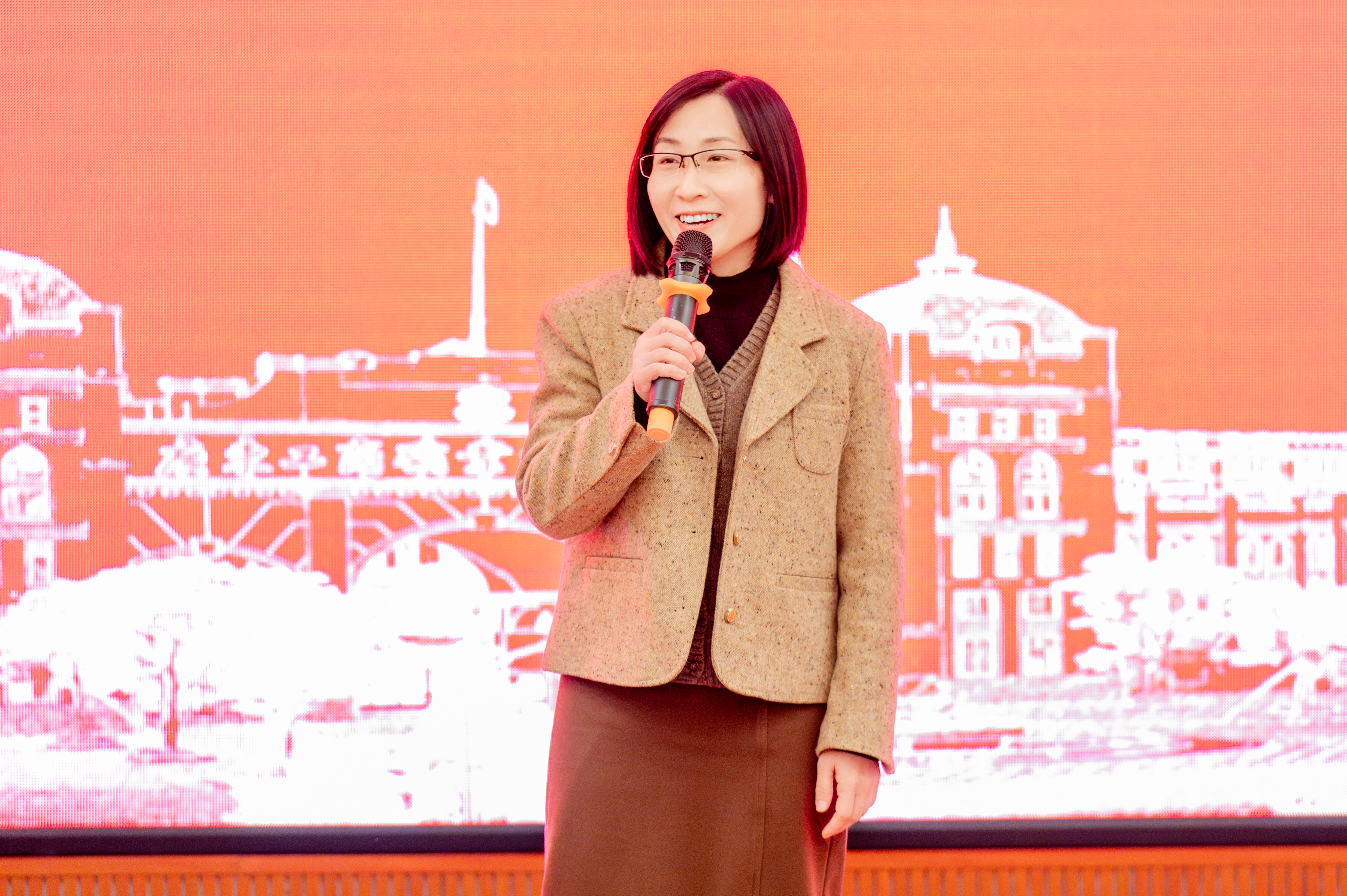 图10 梁伟莹经理讲话.jpg