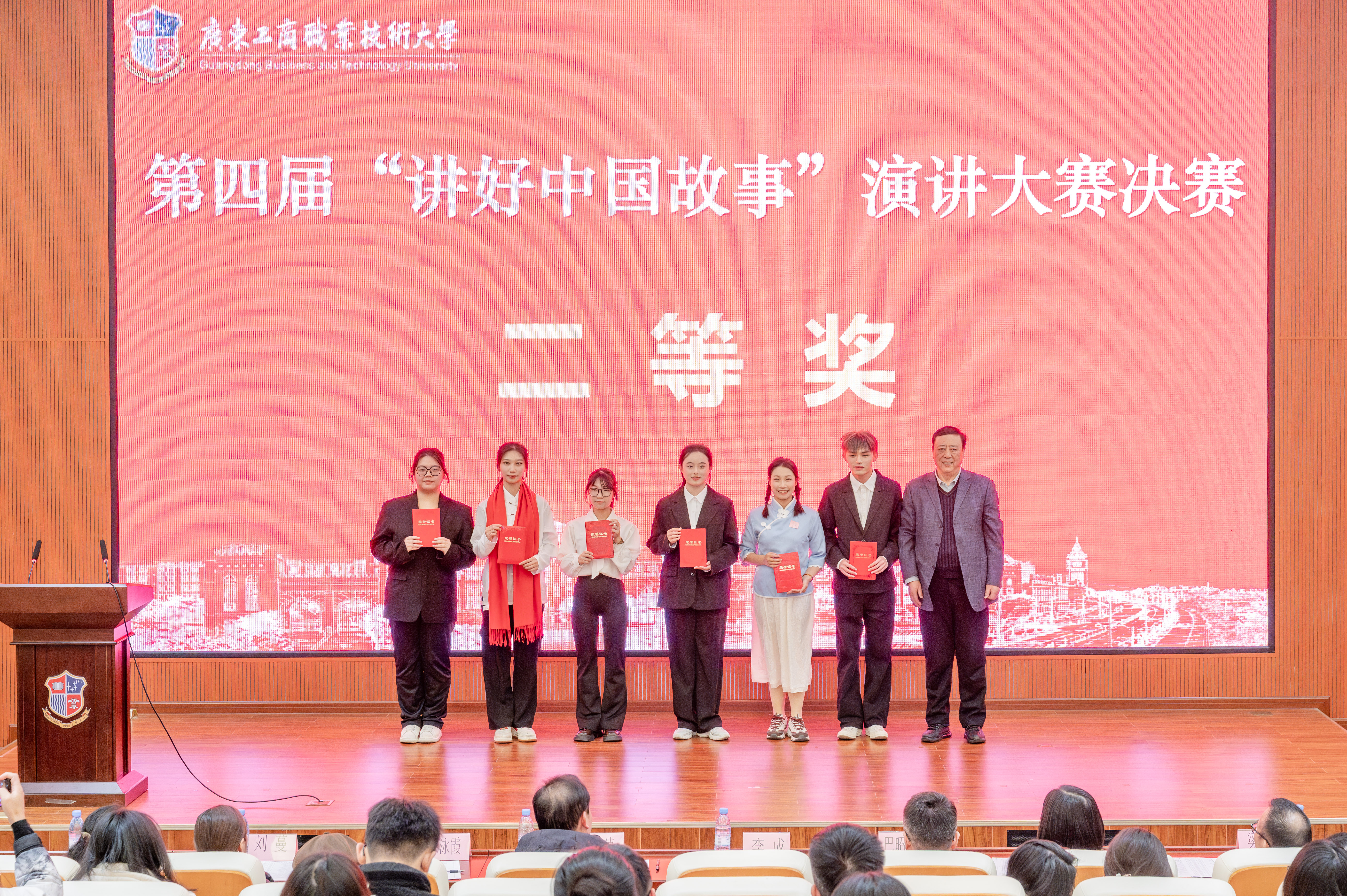 图4 李成处长与二等奖获得者合影.jpg