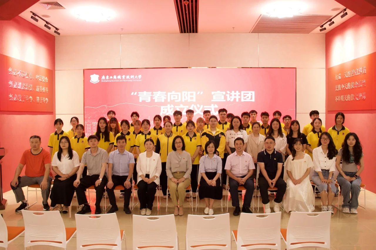 图6全体合影留念.jpg